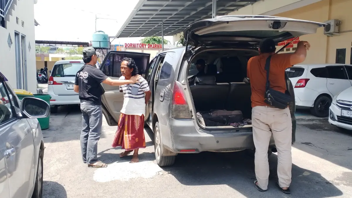 DIRINGKUS: Tersangka Habli saat digiring petugas menuju Satreskrim Polres Sampang, Selasa (10/3). (UBAIDILLAHIR RAIE/JPRM)