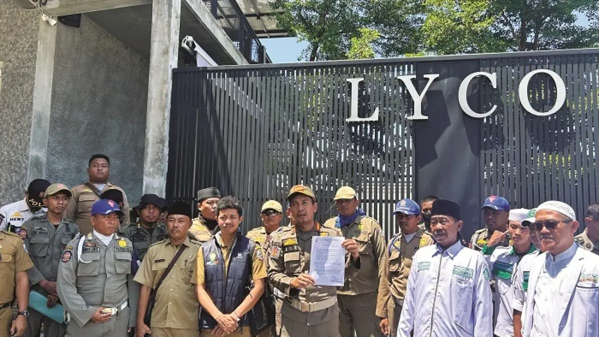 DITUTUP: Satpol PP melakukan penutupan Lyco Cafe, Jalan Syamsul Arifin, Sampang, Senin (16/3). (UBAIDILLAHIR RAIE/JPRM)