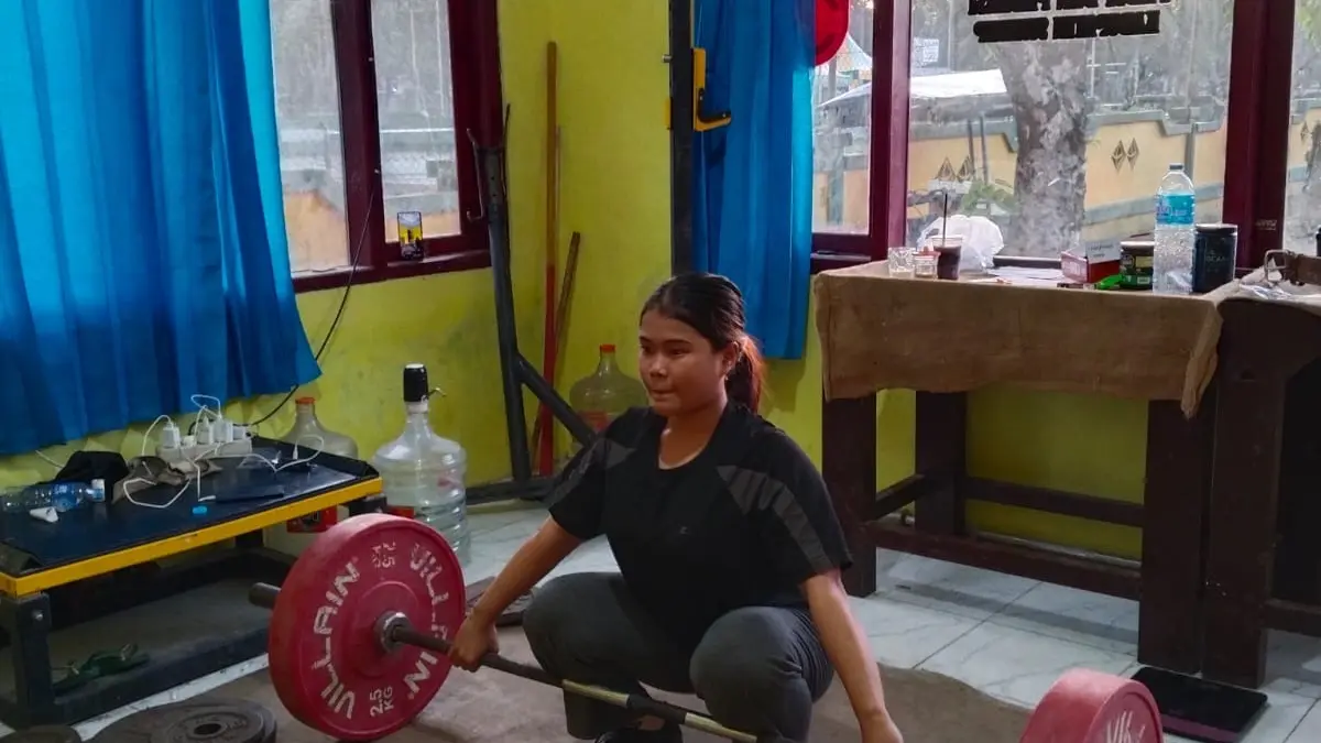 FOKUS: Atlet PABSI Sumenep sedang menjalani latihan rutin di GOR A. Yani, Desa Pabian, Kecamatan Kota Sumenep, Minggu (22/2).
