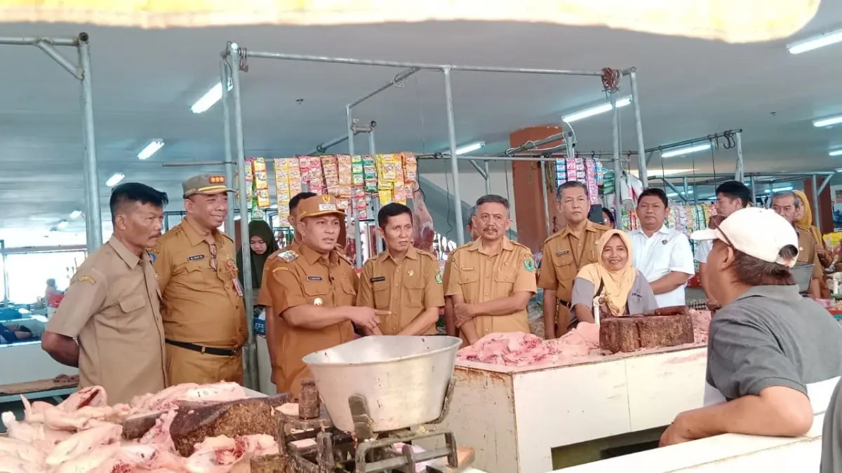 INTENSIF: Wabup Pamekasan Sukriyanto berbincang dengan pedagang saat sidak ke Pasar Kolpajung, Rabu (16/3).