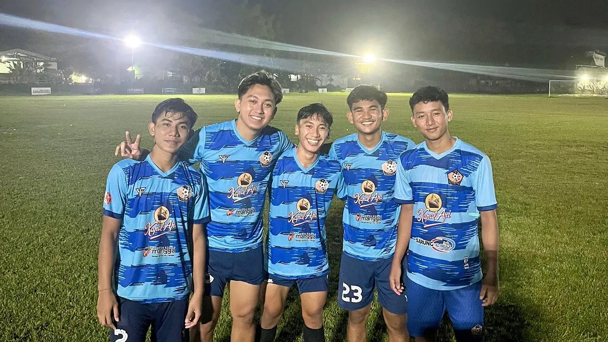 JAGA PERFORMA: Pemain Persepam berfoto bersama usai laga uji coba di Lapangan Sepak Bola Sedangdang Pamekasan, Sabtu (14/3).