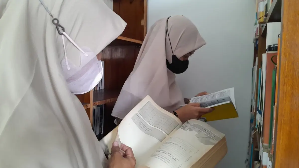JENDELA DUNIA: Pengunjung Perpusda M. Tabrani, Pamekasan sedang memilih koleksi buku bacaan.
