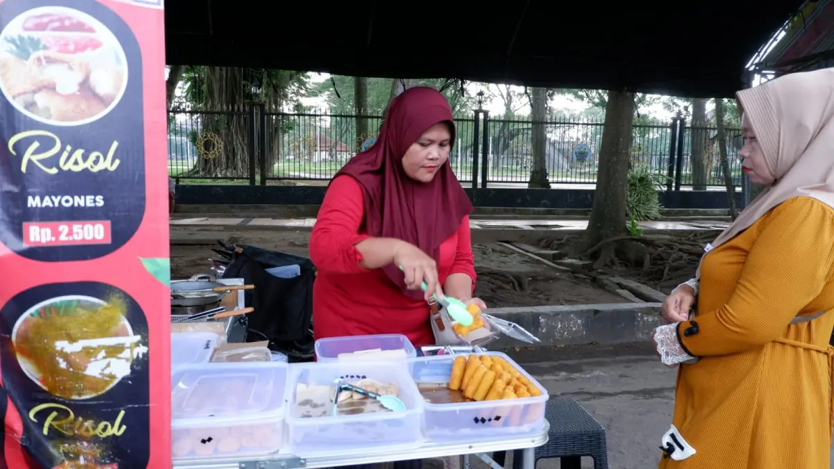 LEMBUT: Puji Lestari menyiapkan risol pesanan pembeli di stan 95 Bazar Takjil Ramadan Kamis (12/3).
