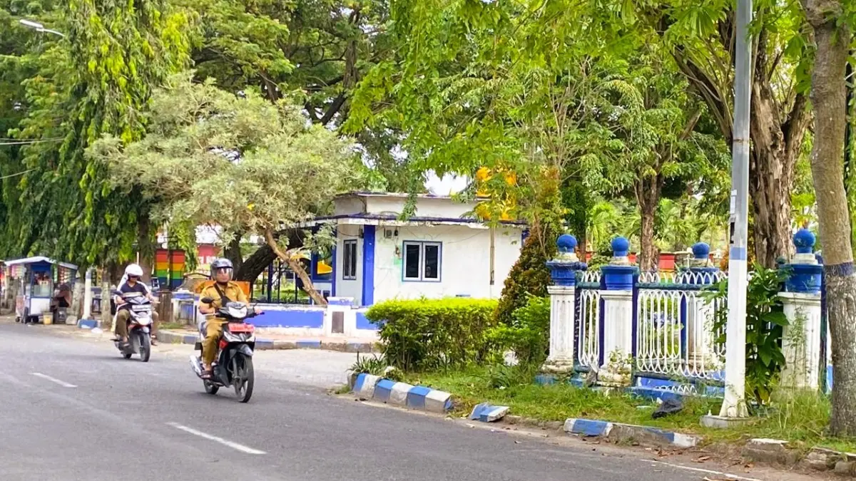 LENGANG: ASN saat melintas di depan Kantor Pemkab Sampang, Senin (16/3).