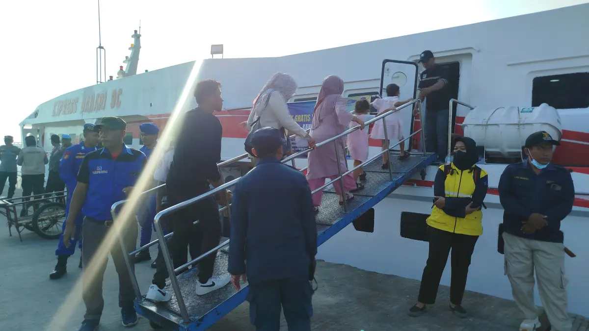MUDIK GRATIS: Masyarakat kepulauan bergantian menaiki Kapal Express Bahari 9C di Pelabuhan Kalianget, Senin (16/3).
