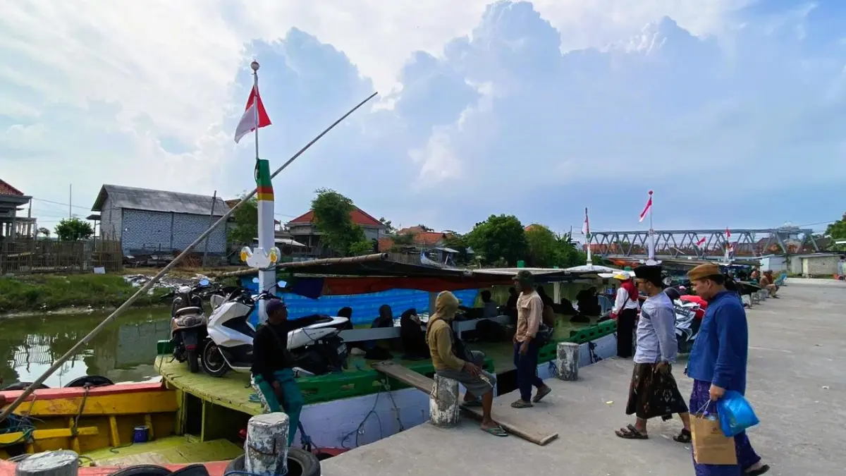 MUDIK: Penumpang saat hendak menyeberang di Pelabuhan Tanglok, Senin (16/3).