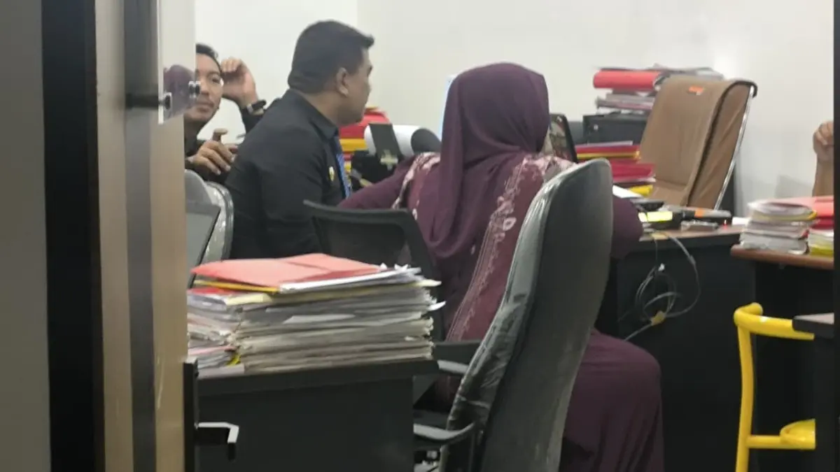 PENUHI PANGGILAN: SHN menghadap penyelidik di Unit Tipidsus Satreskrim Polres Pamekasan, Senin (14/3).
