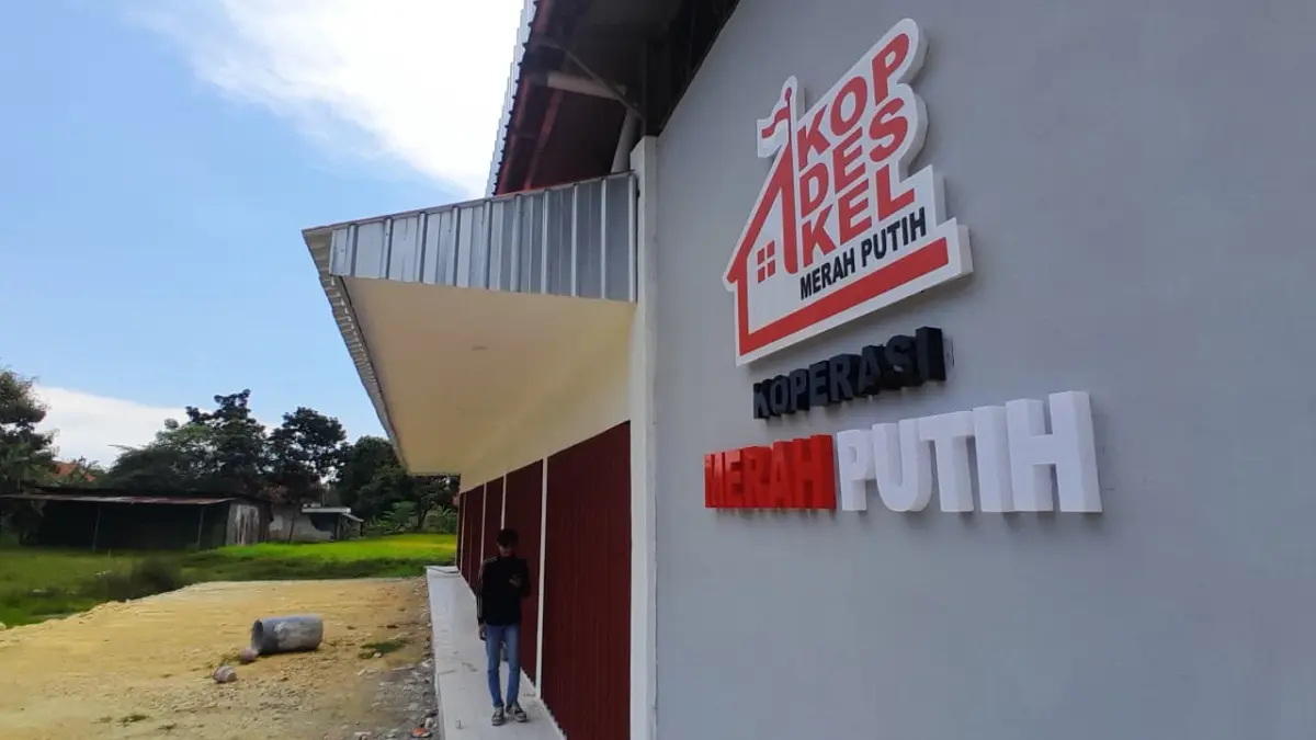 PROGRAM PRIORITAS: Seorang pemuda sedang berada di gerai KMP di Kelurahan Kolpajung, Kecamatan Kota Pamekasan, Senin (13/3).