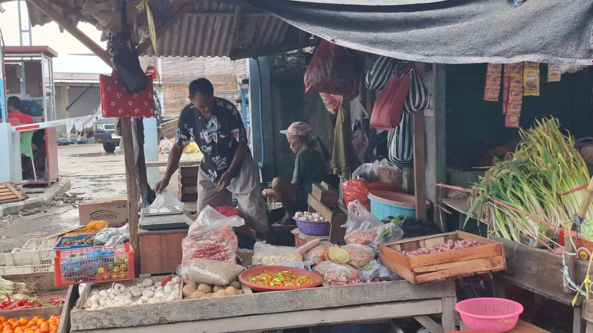 RAMAI: Pedagang menunggu pembeli di Pasar Anom Baru Sumenep, Senin (16/3). 
