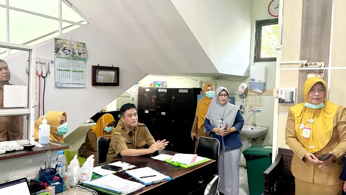 SIAGA: Dirut RSMZ Sampang dr Bhakti Setiyo Tunggal saat melakukan sidak di ruang pelayanan RSMZ Sampang, Senin (16/3). (UBAIDILLAHIR RAIE/JPRM)
