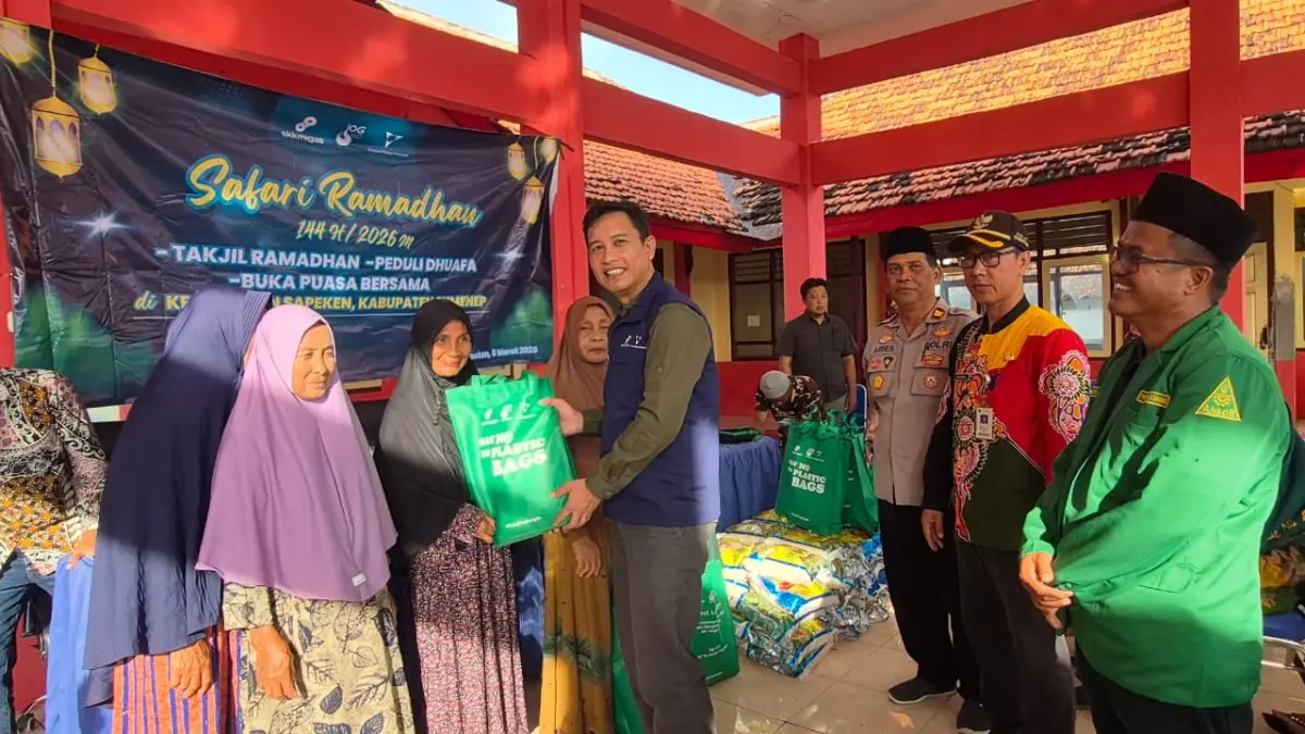 BERBAGI: Manager PGA KEI Kampoi Naibaho menyerahkan bingkisan kepada masyarakat di Pendopo Kecamatan Sapeken, Sumenep, Kamis (5/3).
&nbsp;