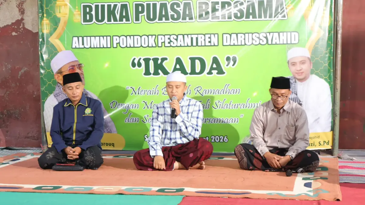BERI TAUSIAH: Ketua Yayasan Pondok Pesantren Darussyahid Lora Idris Abdau Razi memberikan tausiah dalam acara Iftar dan Reuni Akbar di Ponpes Darussyahid, Selasa (17/3) sore.
