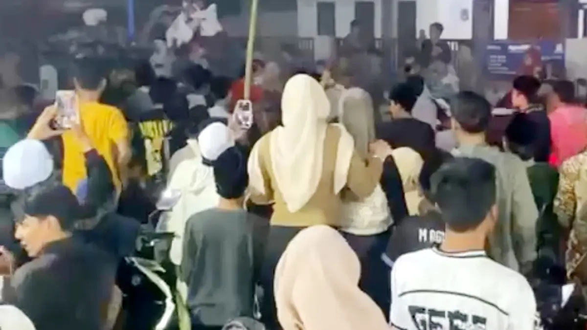 BERSITEGANG: Warga saat terlibat kericuhan di acara patrol sahur di Desa Patereman, Kecamatan Modung, Bangkalan, Minggu (14/3). (TANGKAP LAYAR)