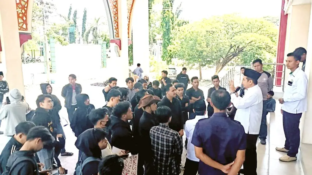 DEKAT: Rektor UIN Madura Saiful Hadi memberikan arahan kepada mahasiswa, Senin (16/3). (UIN MADURA UNTUK JPRM)