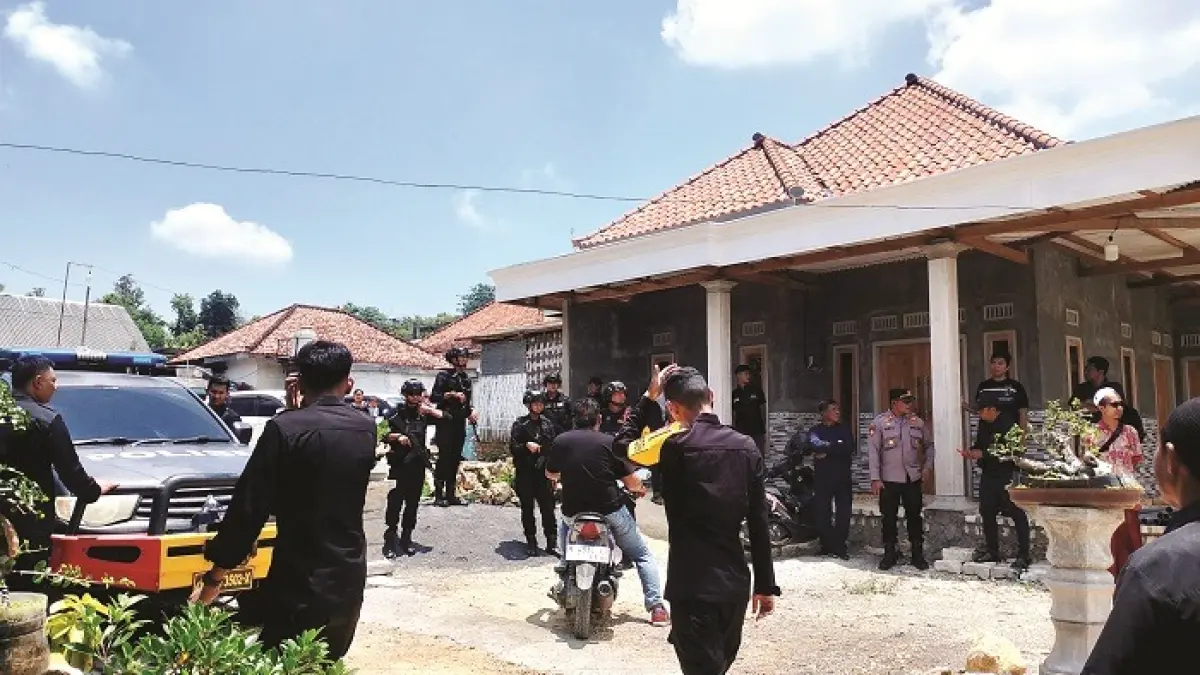 DIJAGA: Sejumlah anggota Brimob berada di TKP di Dusun Sajum, Desa Plakpak, Kecamatan Pegantenan, Pamekasan, Selasa (17/3). (MOH. IQBAL AFGANI/JPRM)