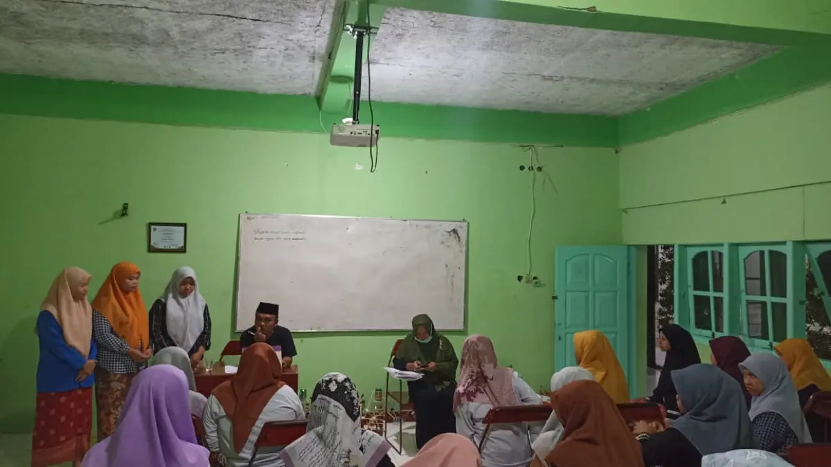 INOVATIF: Perawat ponkestren bersama kader Yabhisa menyosialisasikan DATUK LaTIB dan JUMANTUK di Pondok Pesantren Nurul Islam Desa Karang Cempaka, Bluto.