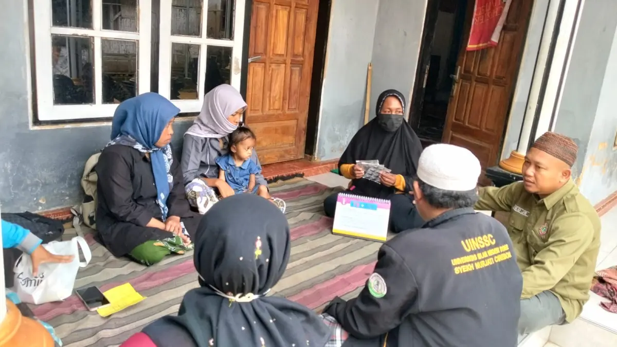 Petugas kesehatan dari Puskesmas Rubaru memantau kesehatan pasien, memastikan kepatuhan pengobatan,dan mencegah penularan penyakit di Desa Basoka, Sabtu (7/3).