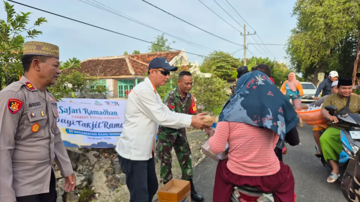 KOLABORASI: Anggota TNI, polisi, dan Banser mengawal kegiatan bagi-bagi takjil oleh Manager PGA KEI Kampoi Naibaho di Kecamatan Raas, Jumat (6/3).