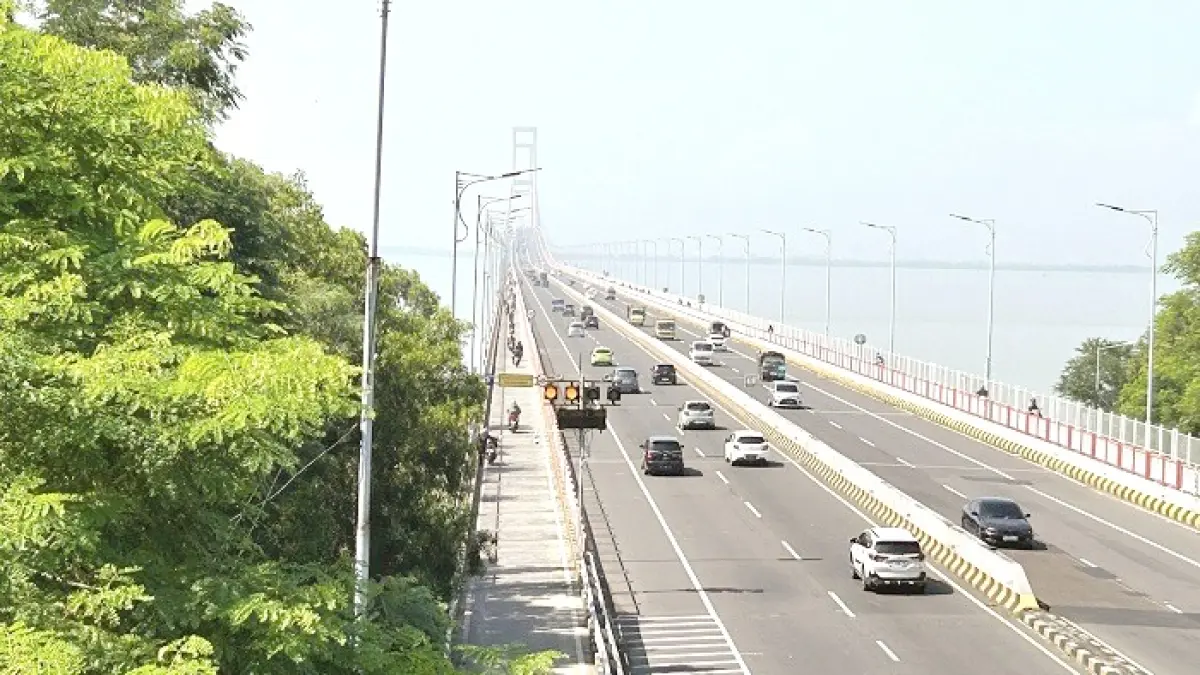 MAKIN PADAT: Sejumlah pengendara melintas di akses Jembatan Suramadu sisi Madura Senin (16/3). (VIVIN AGUSTIN HARTONO/JPRM)