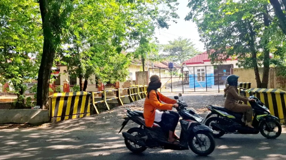MEGAH: Masyarakat melintas di depan bangunan gedung pelayanan Satlantas Polres Sumenep, Jalan Urip Sumoharjo, Pabian, Kecamatan Kota, Selasa (17/3). (MOH. LATIF/JPRM)