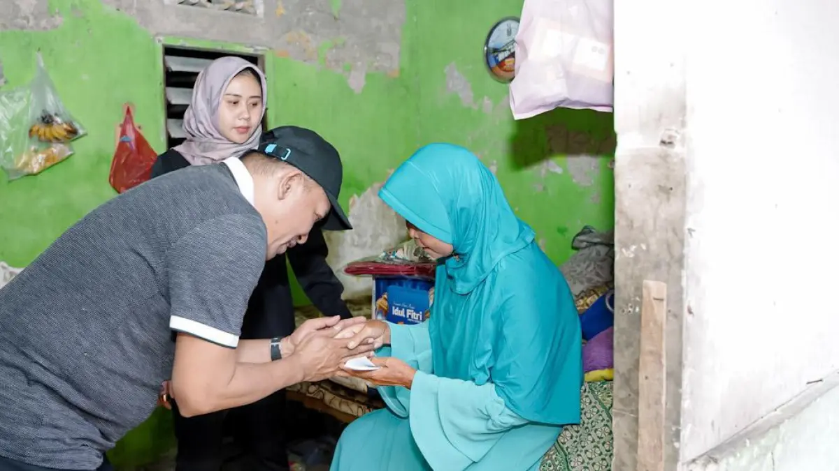 PEDULI: Bupati Sampang Slamet Junaidi saat blusukan memberikan bantuan kepada warga di Kelurahan Polagan, Kecamatan/Kota Sampang, Rabu (18/3) sore.