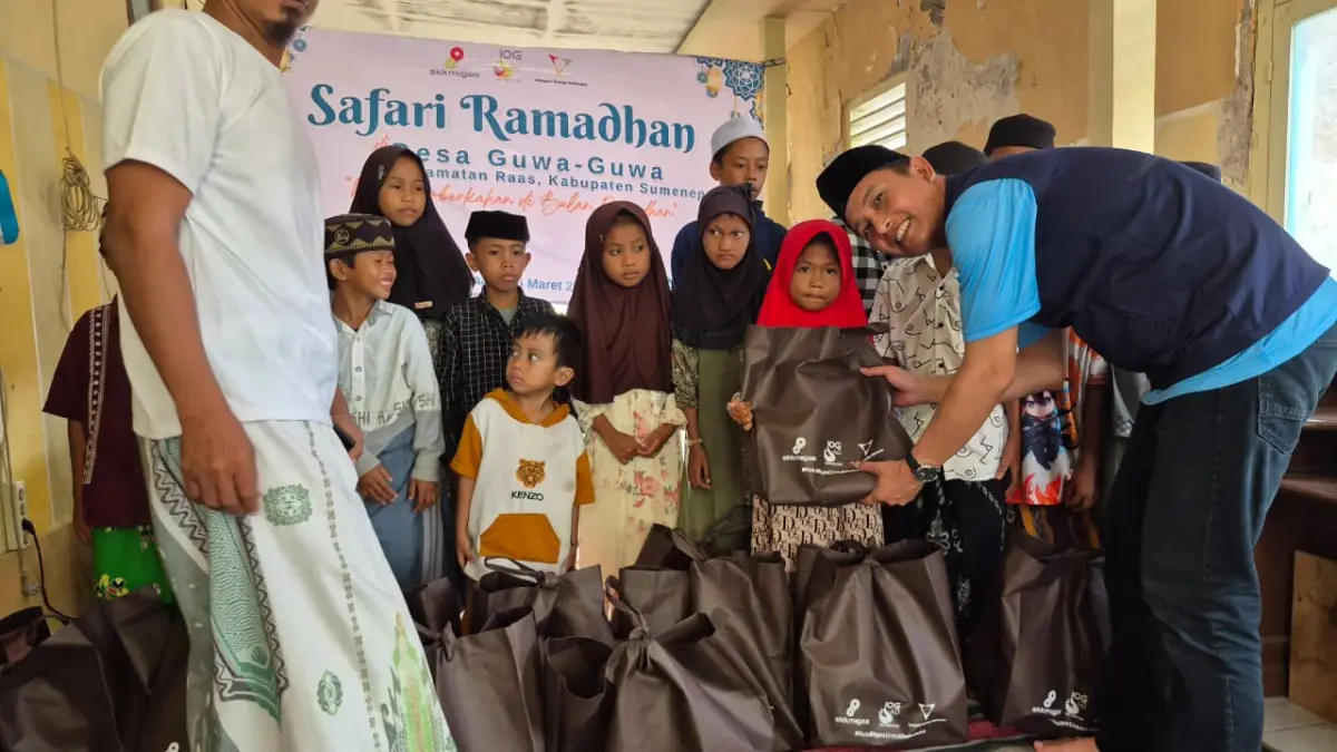 PEDULI: Manager PGA KEI Kampoi Naibaho menyerahkan santunan kepada anak yatim di Desa/Pulau Guwa-Guwa, Kecamatan Raas, Sumenep.