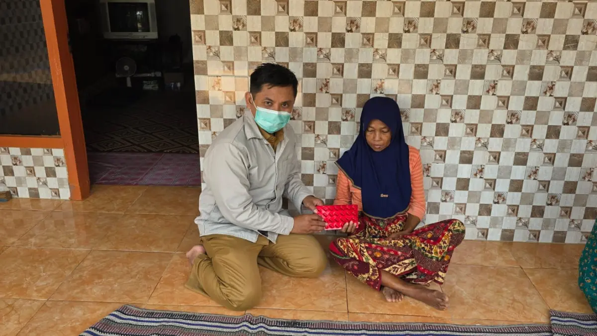 PEDULI: Petugas Puskesmas Lenteng mengedukasi warga Dusun Poreh Tengah, Desa Poreh, untuk menjaga kesehatan, Selasa (3/3).