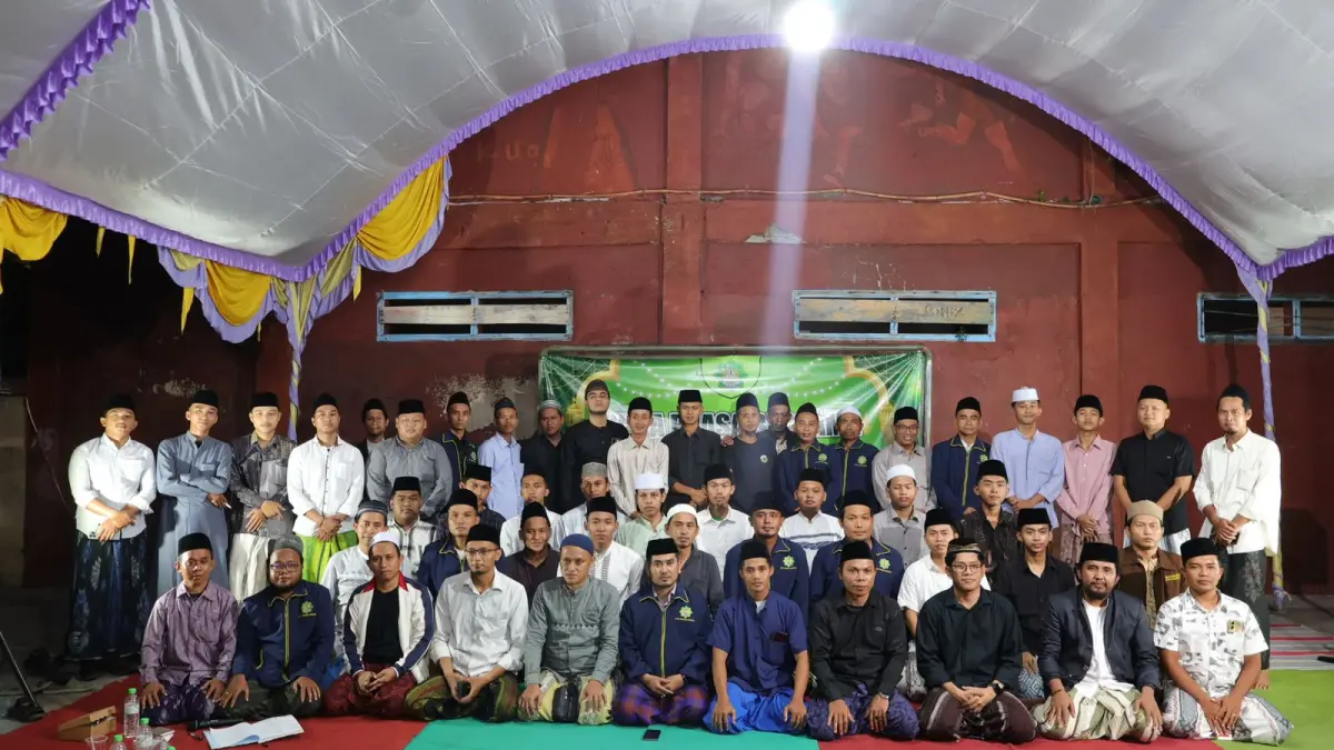 SOLID: Kepala SMA Darussyahid Moh. Rasyad (pakai kaca mata berdiri) berpose dengan pengurus IKADA dan perwakilan alumni usai acara.