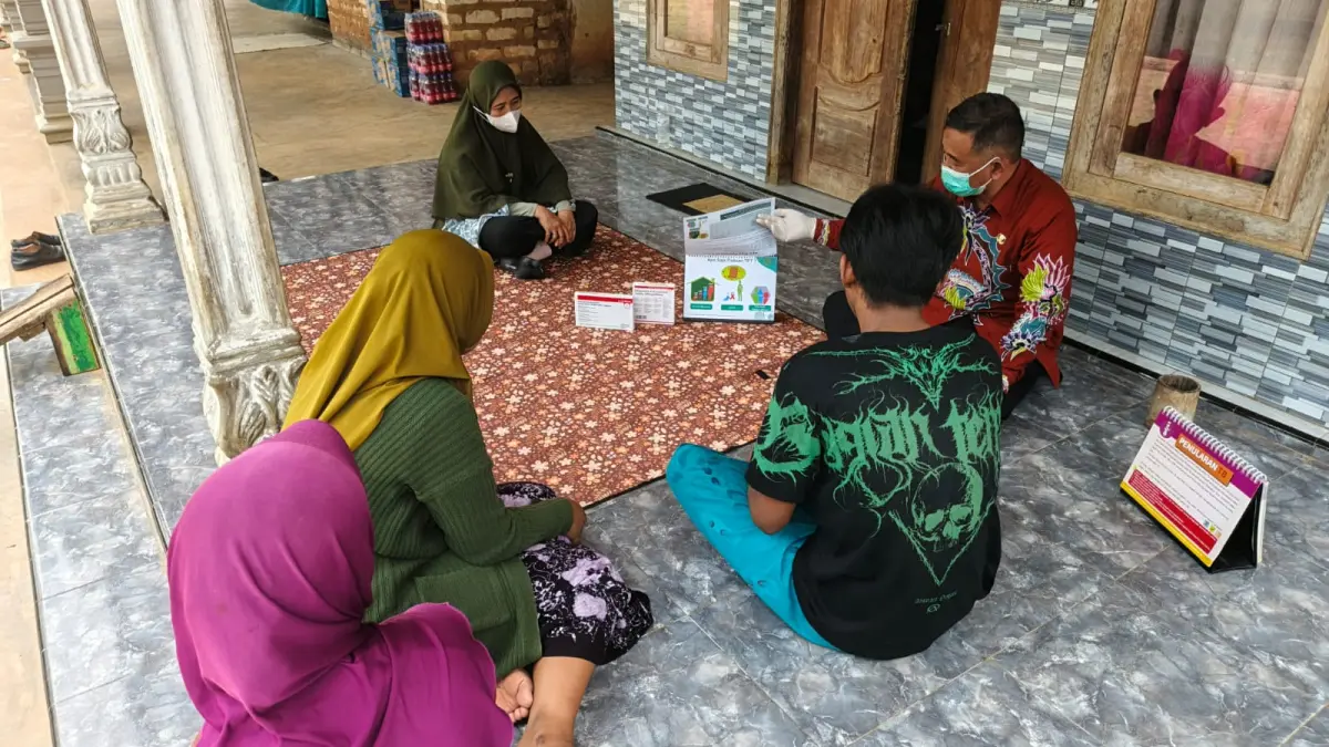 TURUN LANGSUNG: Petugas Puskesmas Manding melakukan pemeriksaan pasien TBC di Desa Lanjuk, Kecamatan Manding, Jumat (6/3).