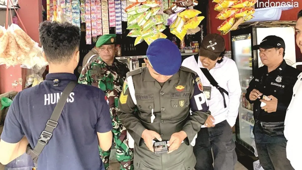 TURUN LANGSUNG: Tim gabungan melakukan pemantauan rokok ilegal di sejumlah toko kelontong di Kecamatan Bluto, Sumenep, pada&nbsp; akhir 2025 lalu. (NURUS UNTUK JPRM)