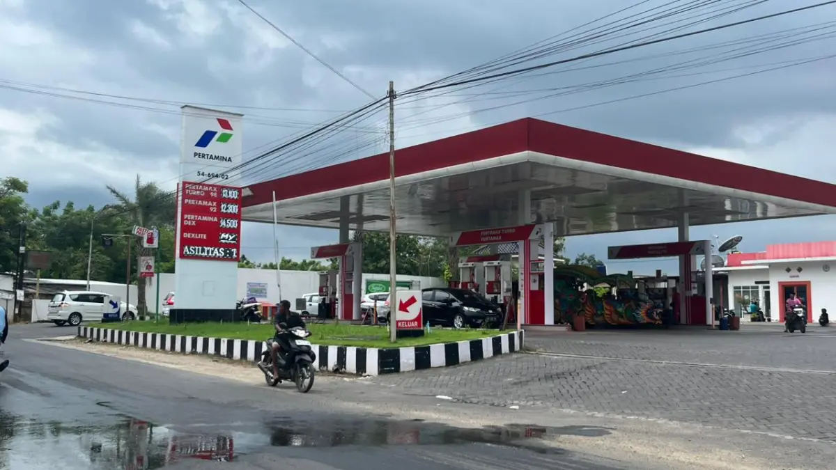 ANTRI: Sejumlah kendaraan sedang mengisi BBM di SPBU Pamolokan, Kecamatan Kota Sumenep.&nbsp;