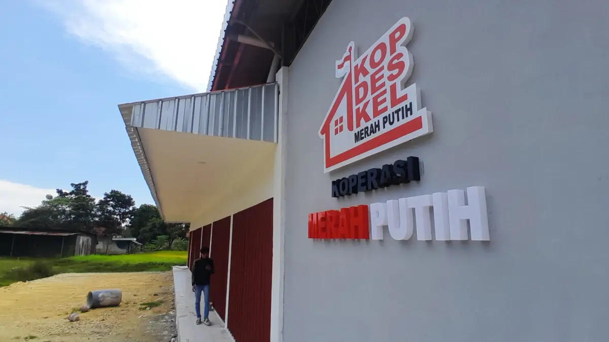 BELUM BEROPERASI: Pemuda berada di gerai KDKMP di Kelurahan Kolpajung, Kecamatan Kota Pamekasan, Senin (16/3).