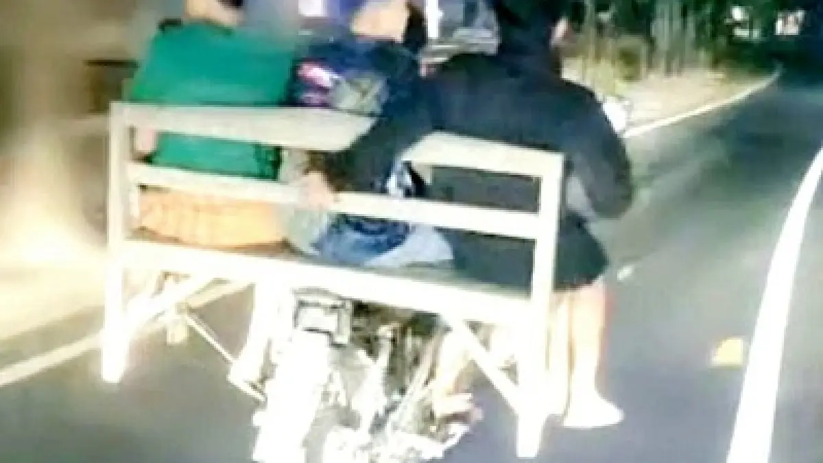 BERBAHAYA: Empat remaja mengendarai satu sepeda motor sebelum diamankan Polsek Robatal, Sampang, Rabu (18/3). (HUMAS POLRES UNTUK JPRM)