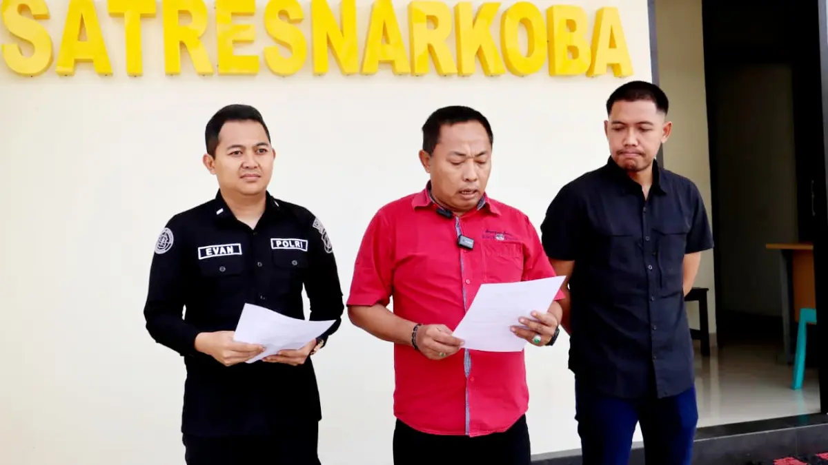 BERI KETERANGAN: Kasatresnarkoba Polres Pamekasan AKP Agus Sugianto (tengah) memimpin konferensi pers, Selasa (17/3). (POLRES PAMEKASAN UNTUK JPRM)