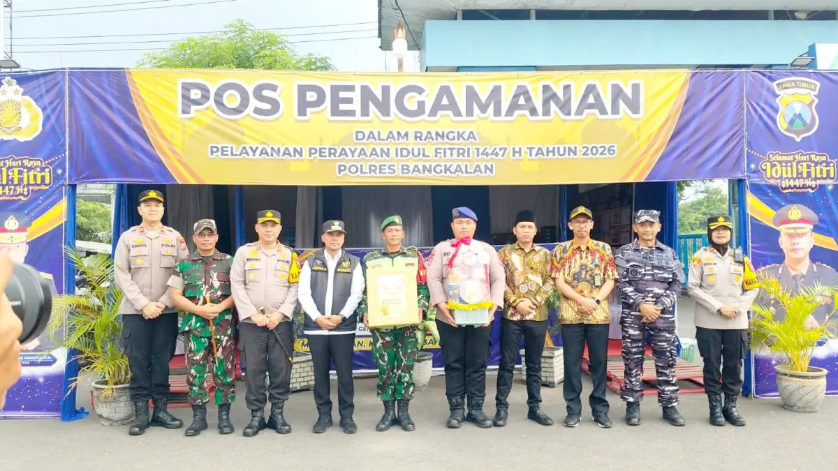 BERSINERGI: Bupati Bangkalan Lukman Hakim (empat dari kiri) berfoto bersama forkopimda dan personel pos pengamanan di Kecamatan Kamal Rabu (18/3). (DISKOMINFO UNTUK JPRM)