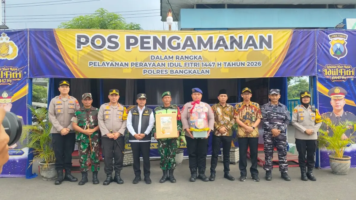 BERSINERGI: Bupati Bangkalan Lukman Hakim (empat dari kiri) foto bersama forkopimda dan personel pos pengamanan di Kecamatan Kamal, Rabu (19/3)&nbsp;