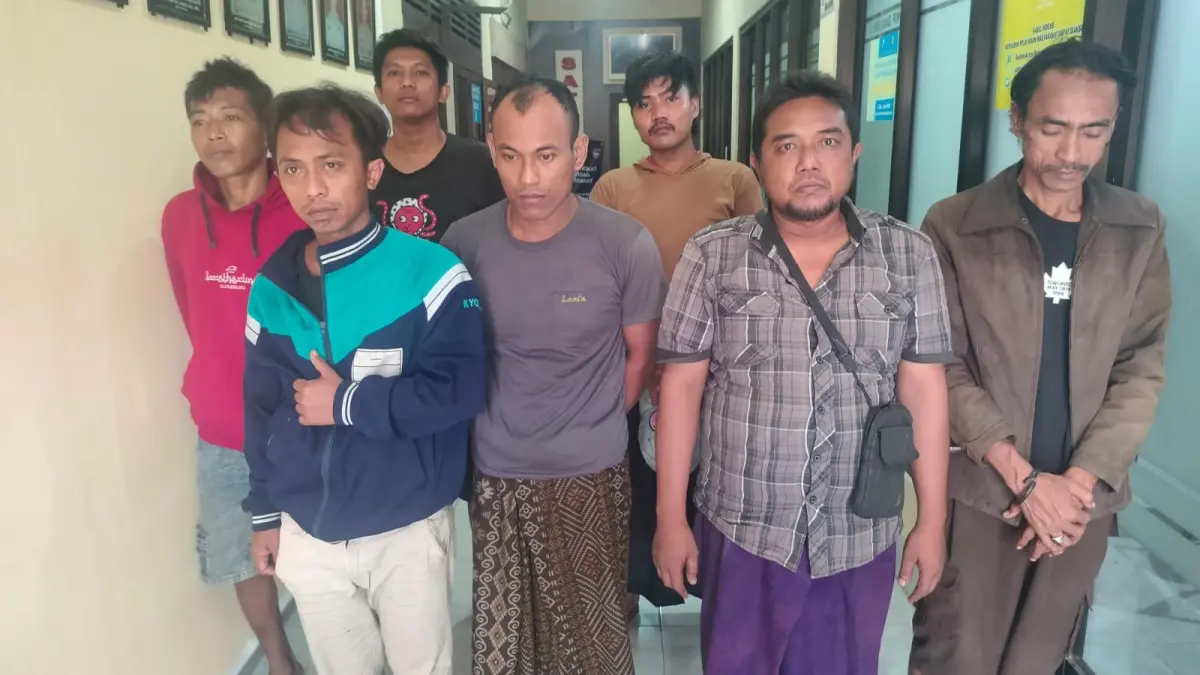 DITANGKAP: Tujuh pelaku pencurian besi antikarat tiang pancang di Jembatan Suramadu diamankan polisi, Minggu (8/3).