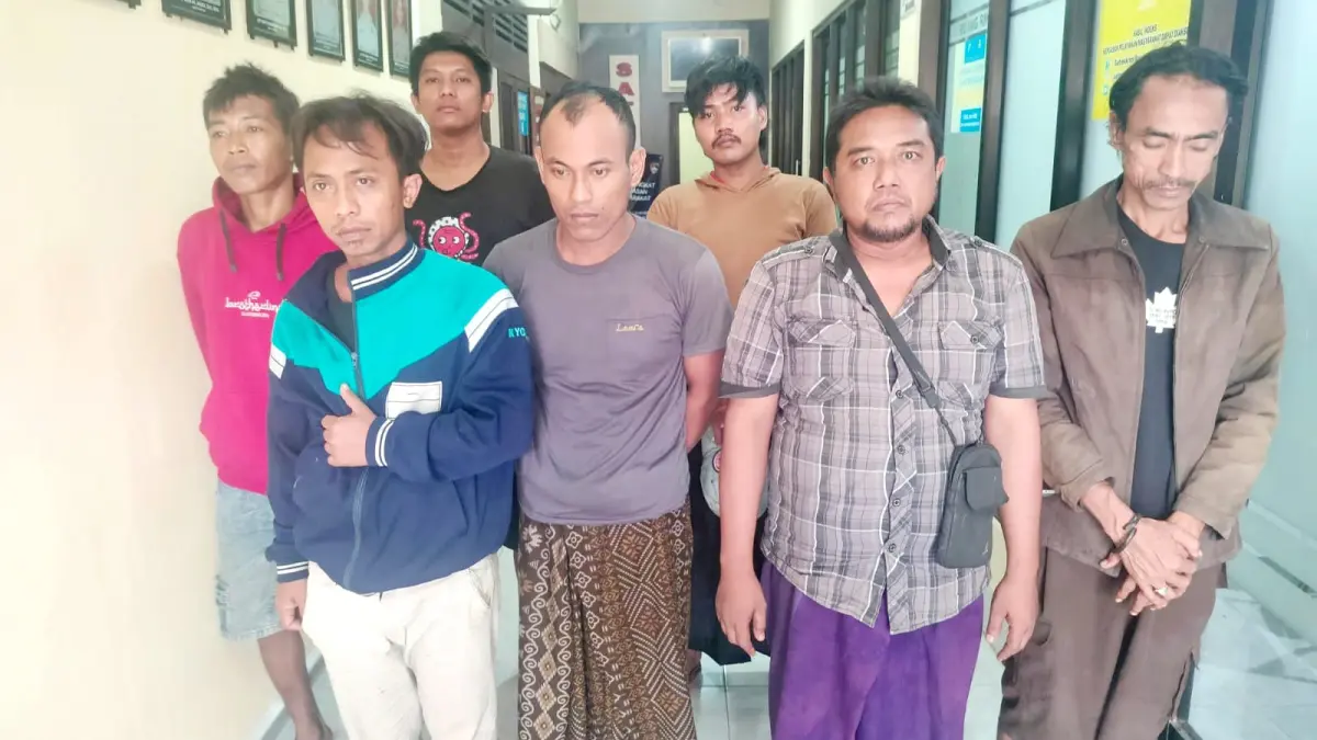 TAK BERKUTIK: Tujuh terduga pelaku pencurian besi antikarat di Jembatan Suramadu saat diamankan aparat kepolisian Minggu (8/3). (POLRES BANGKALAN UNTUK JPRM)