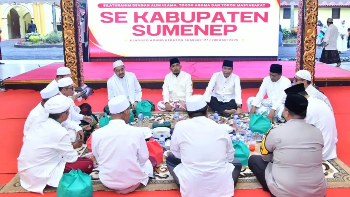 DUDUK BERSAMA: Bupati Sumenep Achmad Fauzi Wongsojudo (tengah) saat  menghadiri acara buka bersama serta santunan anak yatim dan kaum duafa di Pendopo Keraton Sumenep pada Kamis (12/3).
