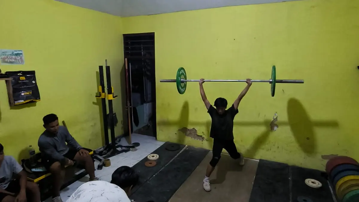 FOKUS: Atlet PABSI Sumenep sedang menjalani latihan rutin di GOR A. Yani, Desa Pabian, Kecamatan Kota, Senin (16/3).