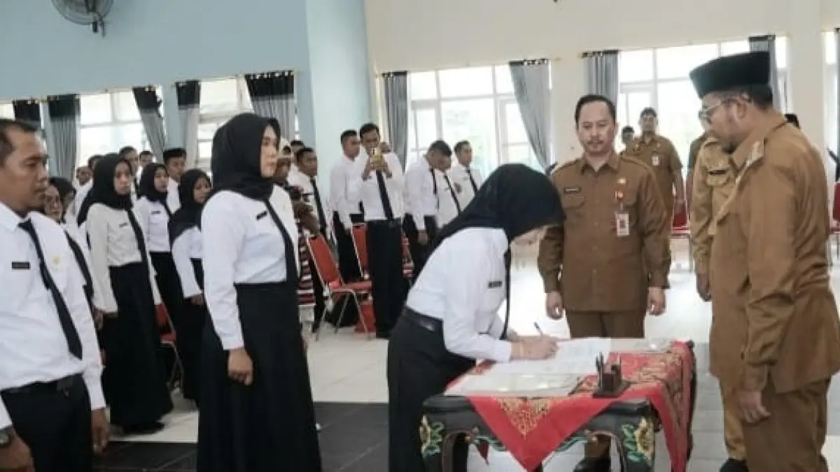 FOKUS: Bupati Sumenep Achmad Fauzi Wongsojudo menyaksikan proses penandatanganan pakta integritas dan penyerahan SK PPPK di Gedung KORPRI Sumenep.