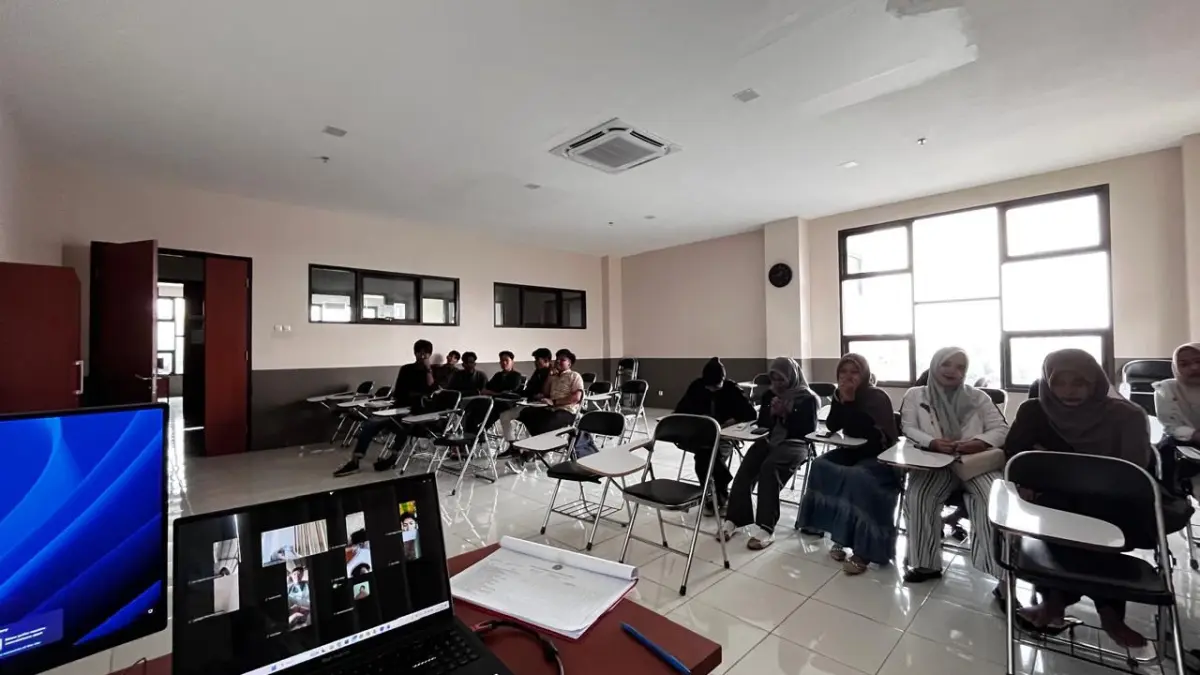 FOKUS: Sejumlah mahasiswa Uniba Madura sedang mengikuti perkuliahan Hybrid pada pertengahan Maret lalu.