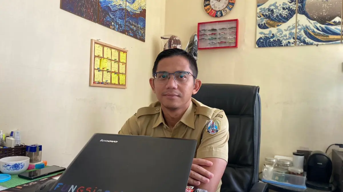 KEPEGAWAIAN: Kabid Mutasi BKPSDM Sampang Bayu Pamungkas Kusprastyo saat ditemui diruangannya (9/3).