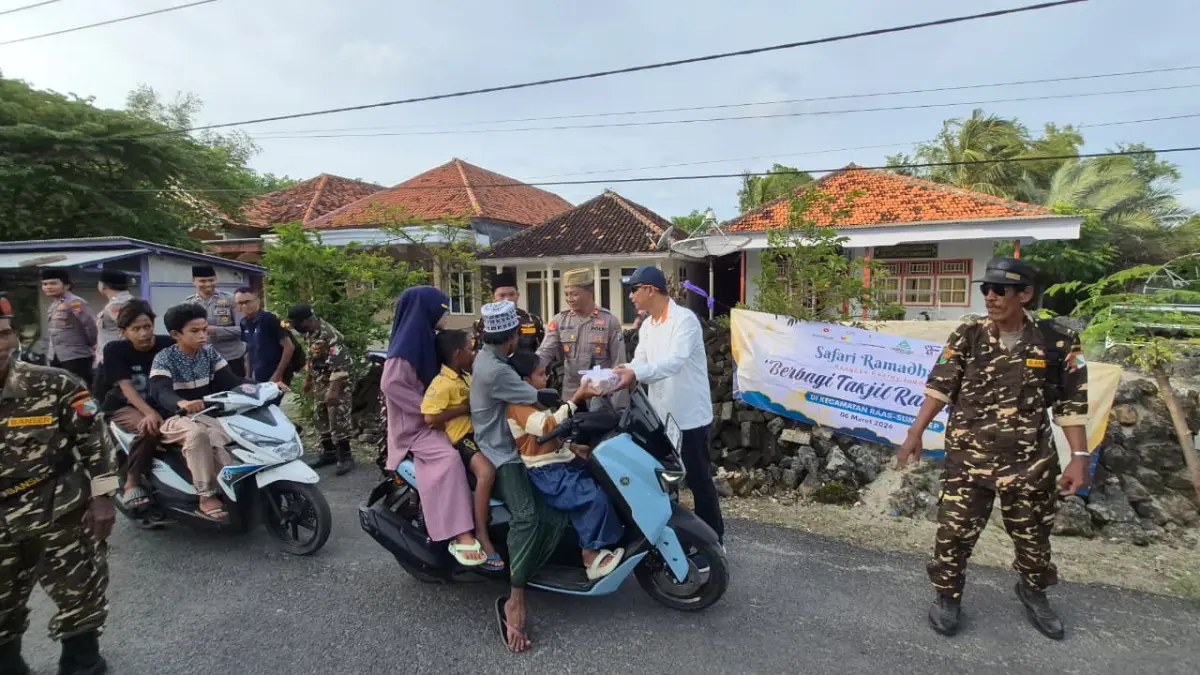 KOLABORASI: Anggota TNI, polisi, dan Banser mengawal kegiatan bagi-bagi takjil oleh Manager PGA KEI Kampoi Naibaho (baju putih) di Kecamatan Raas, Jumat (6/3).