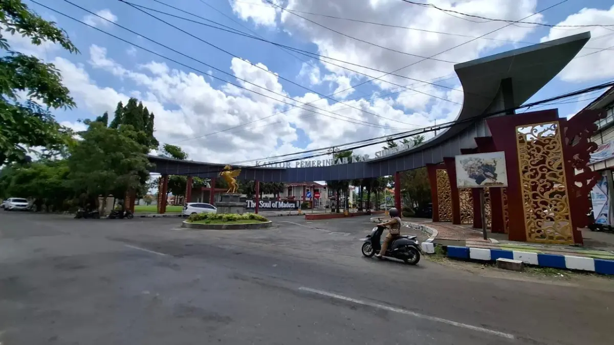 LENGANG: Pengendara melintas di depan kantor Pemkab Sumenep di Jalan dr Cipto, Desa Kolor, Kecamatan Kota, Senin (2/3).