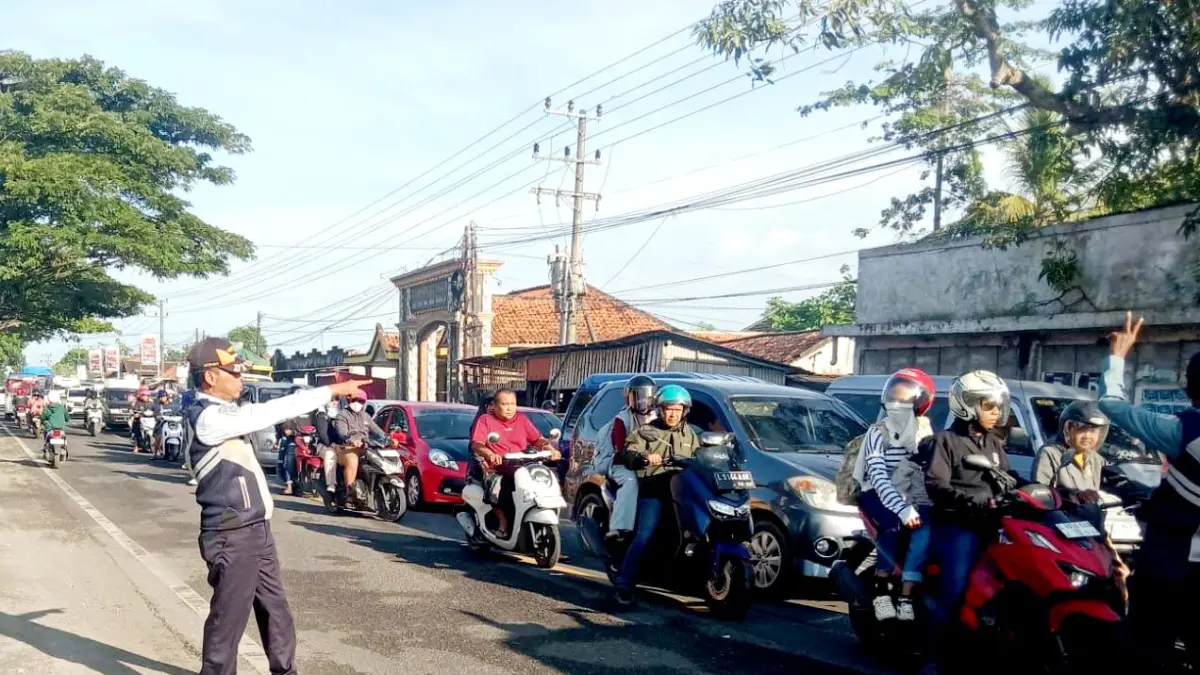MACET TOTAL: Petugas Dishub Bangkalan mengawal arus lalin di Jalan Raya Patemon, Kecamatan Tanah, Rabu (18/3). (DISHUB BANGKALAN UNTUK JPRM)