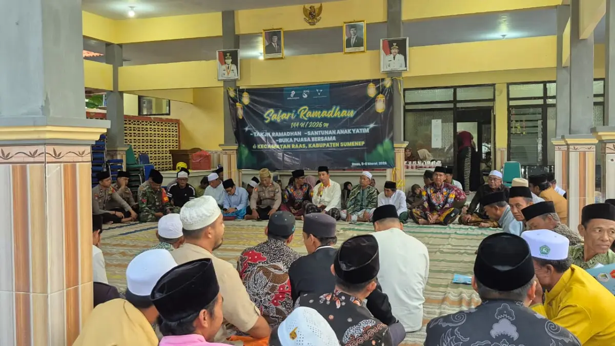 Manager PGA KEI Kampoi Naibaho (pegang mik) menyampaikan sambutan dalam kegitaan Safari Ramadan di Pendopo Kecamatan Raas, Sumenep.
