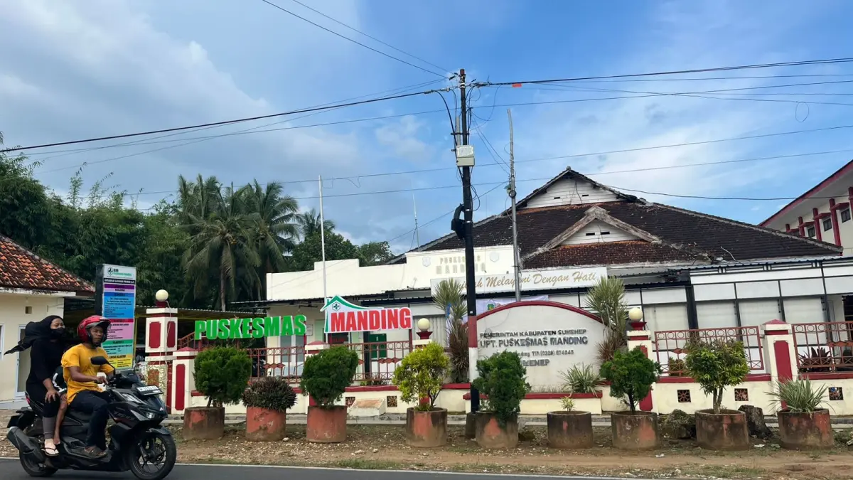 MOH IQBAL/JPRM
SIAP MELAYANI: Pengendara melintas di depan Puskesmas Manding di Desa Manding Laok Kecamatan Manding.