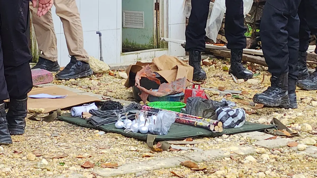 PASCA LEDAKAN: Polisi melakukan disposal sisa-sisa bahan petasan di Dusun Secang, Desa Plakpak, Kecamatan Pegantenan, Pamekasan, Selasa (17/3).