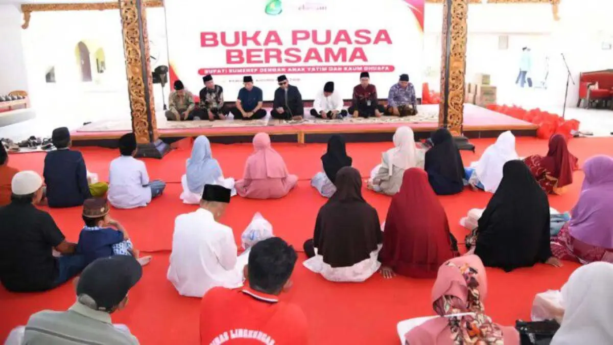 PEDULI: Bupati Sumenep Achmad Fauzi Wongsojudo (baju hitam) saat memberikan santunan pada anak yatim dan kaum duafa di Pendopo Keraton Sumenep pada Kamis (12/3).
